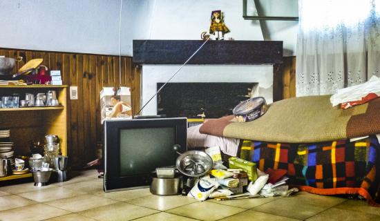 Huone, jossa paljon tavaraa avotakan edessä