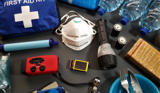 Erilaisia tarvikkeita omatoimiseen varautumiseen